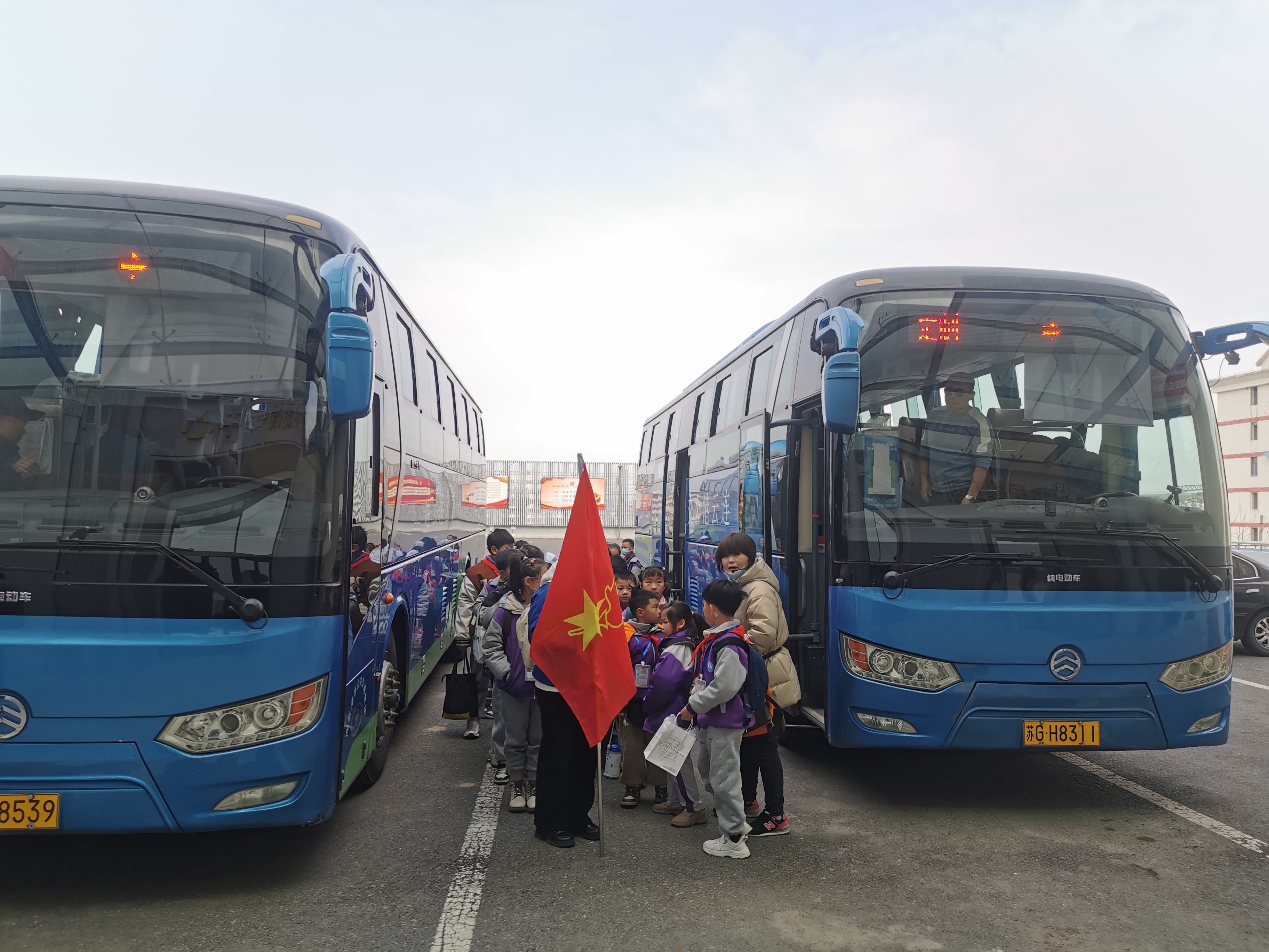 公交集团温馨护航“小记者学习日”运输保障