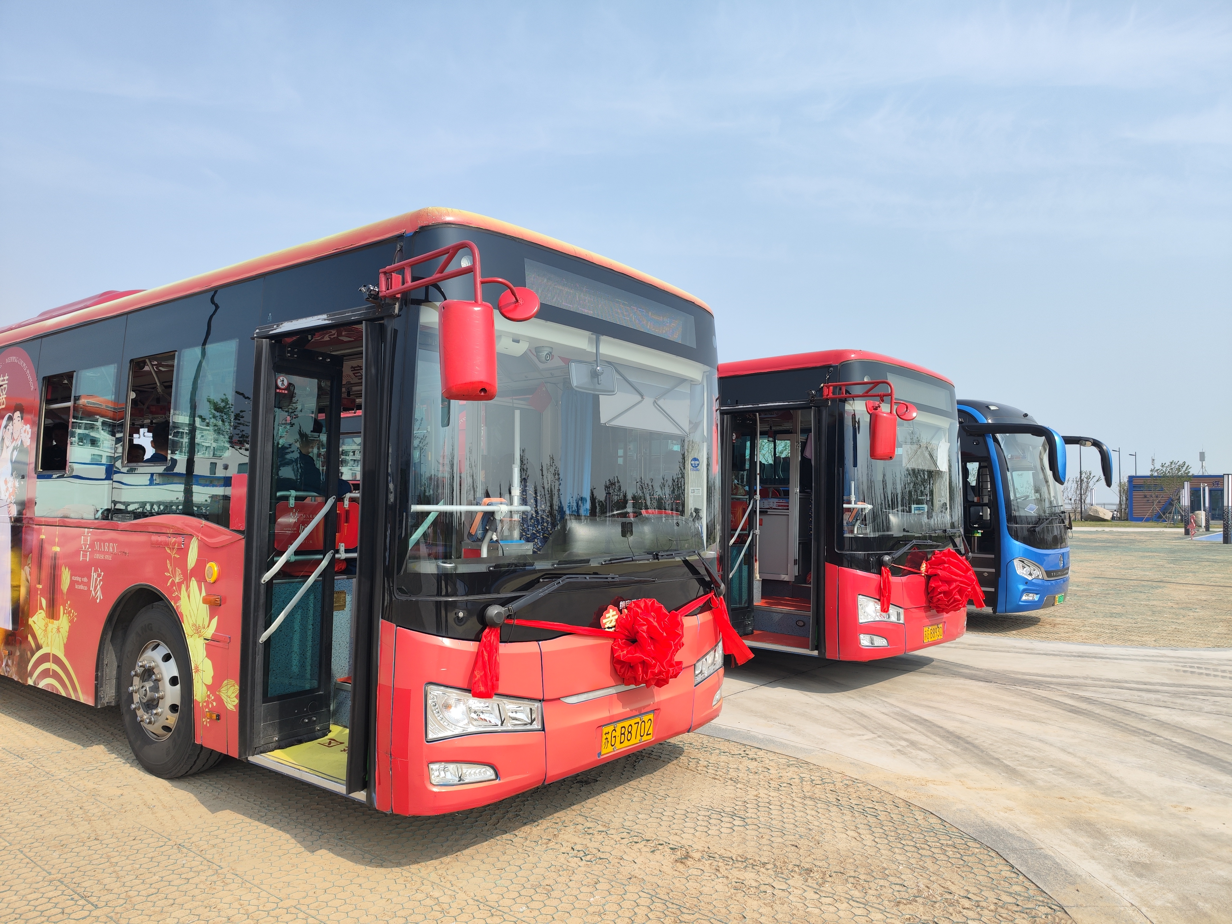 “幸福号”公交婚车——低碳浪漫引领婚俗新风潮