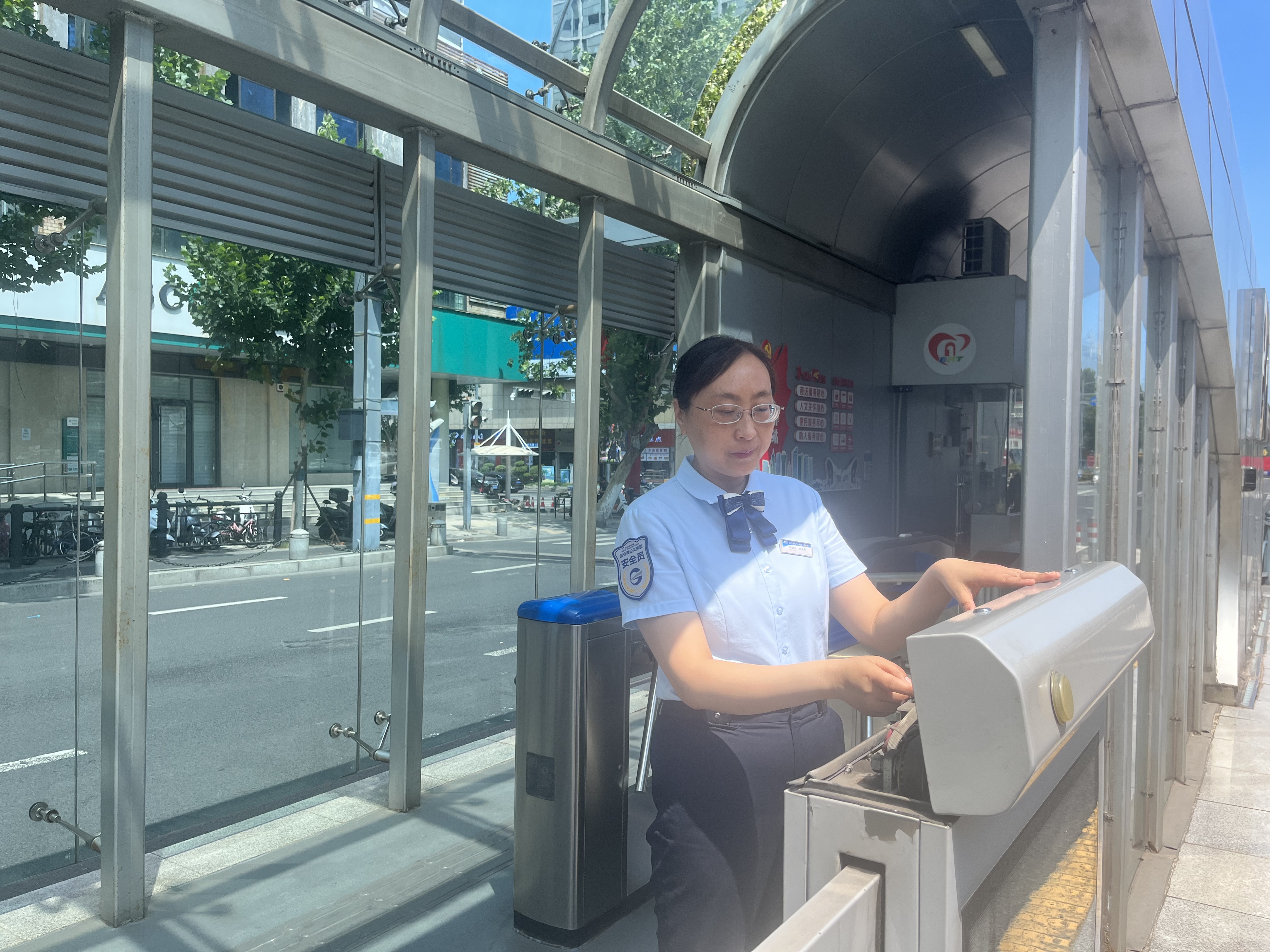公交集团快速公交公司站务员徐国红 暖心帮助中暑乘客获感谢