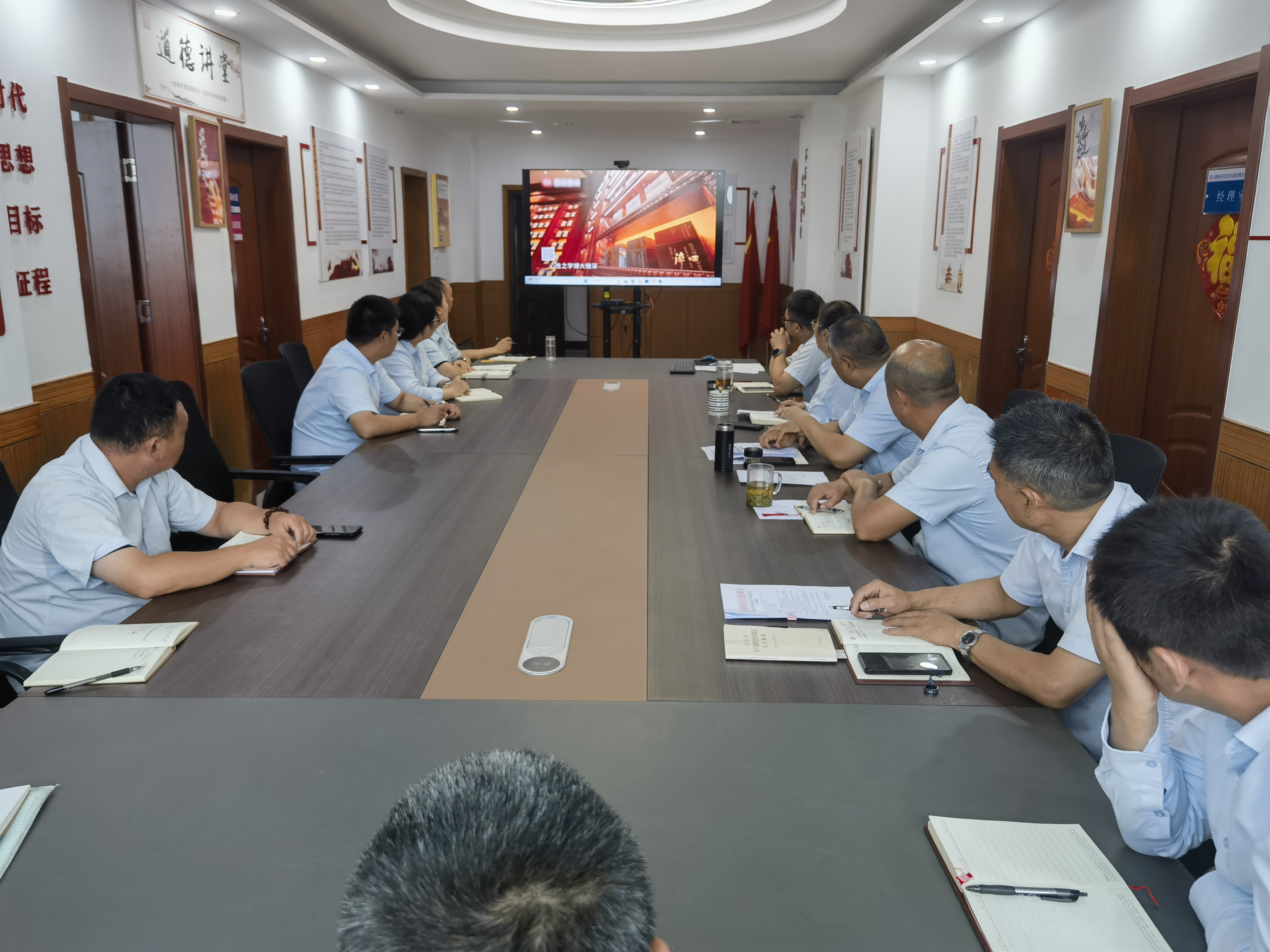 佳連公交公司黨支部組織觀看紀(jì)錄片《淬心》