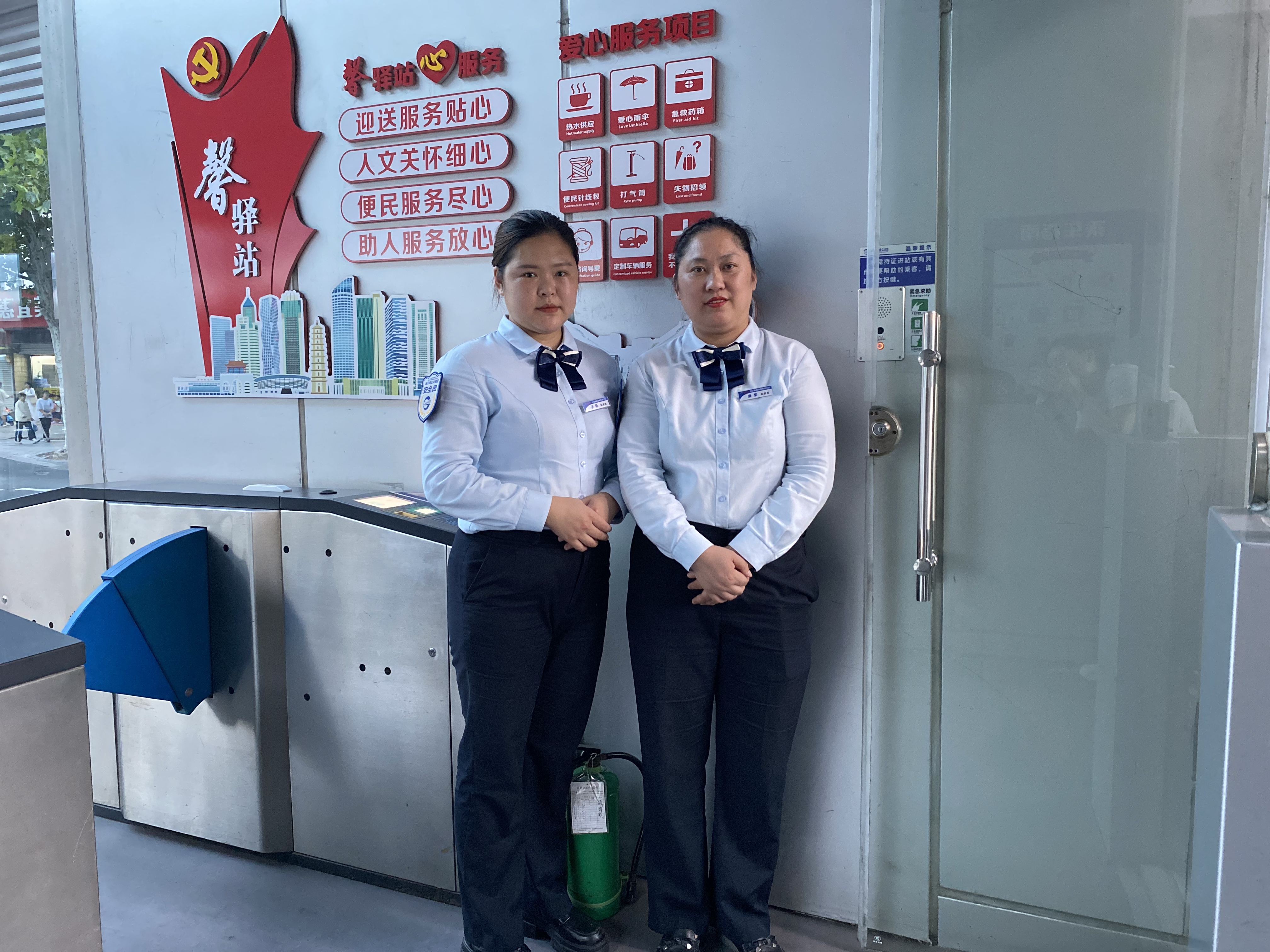 高温下的暖心守护，公交集团快速公交公司 站务员联手及时救助中暑老人