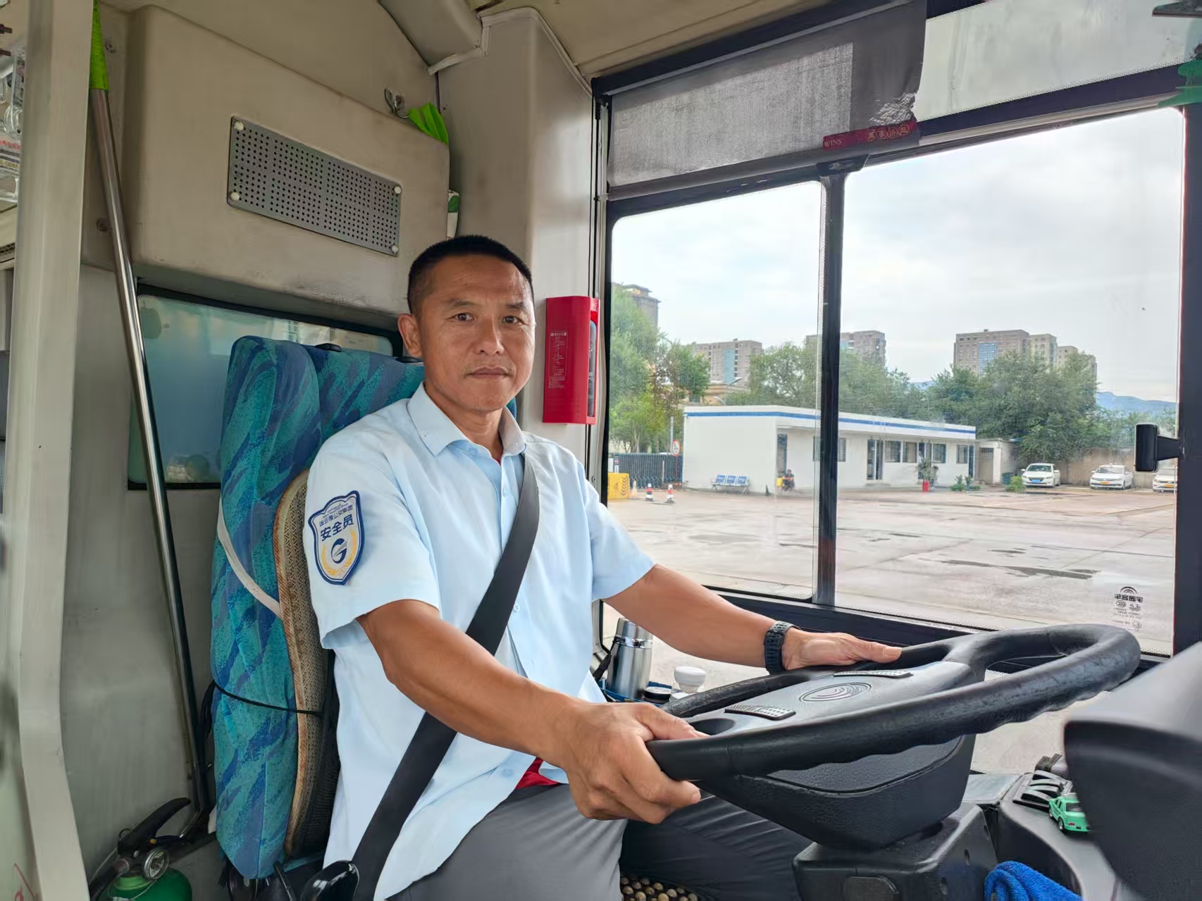 公交集团快速公交公司B12线驾驶员龚本军 勇救落水市民 传递文明正能量