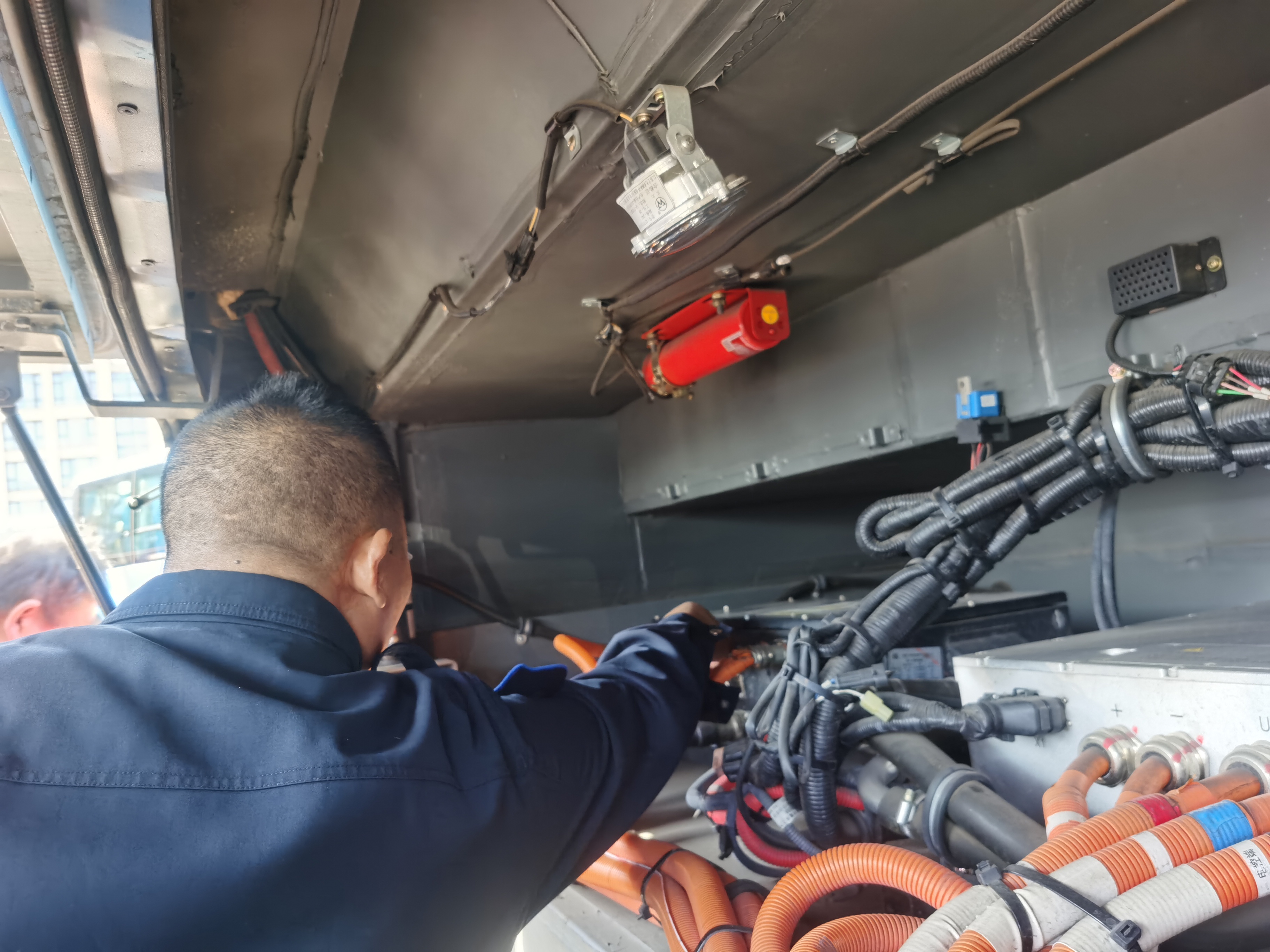 佳连公交公司开展雨天绝缘培训