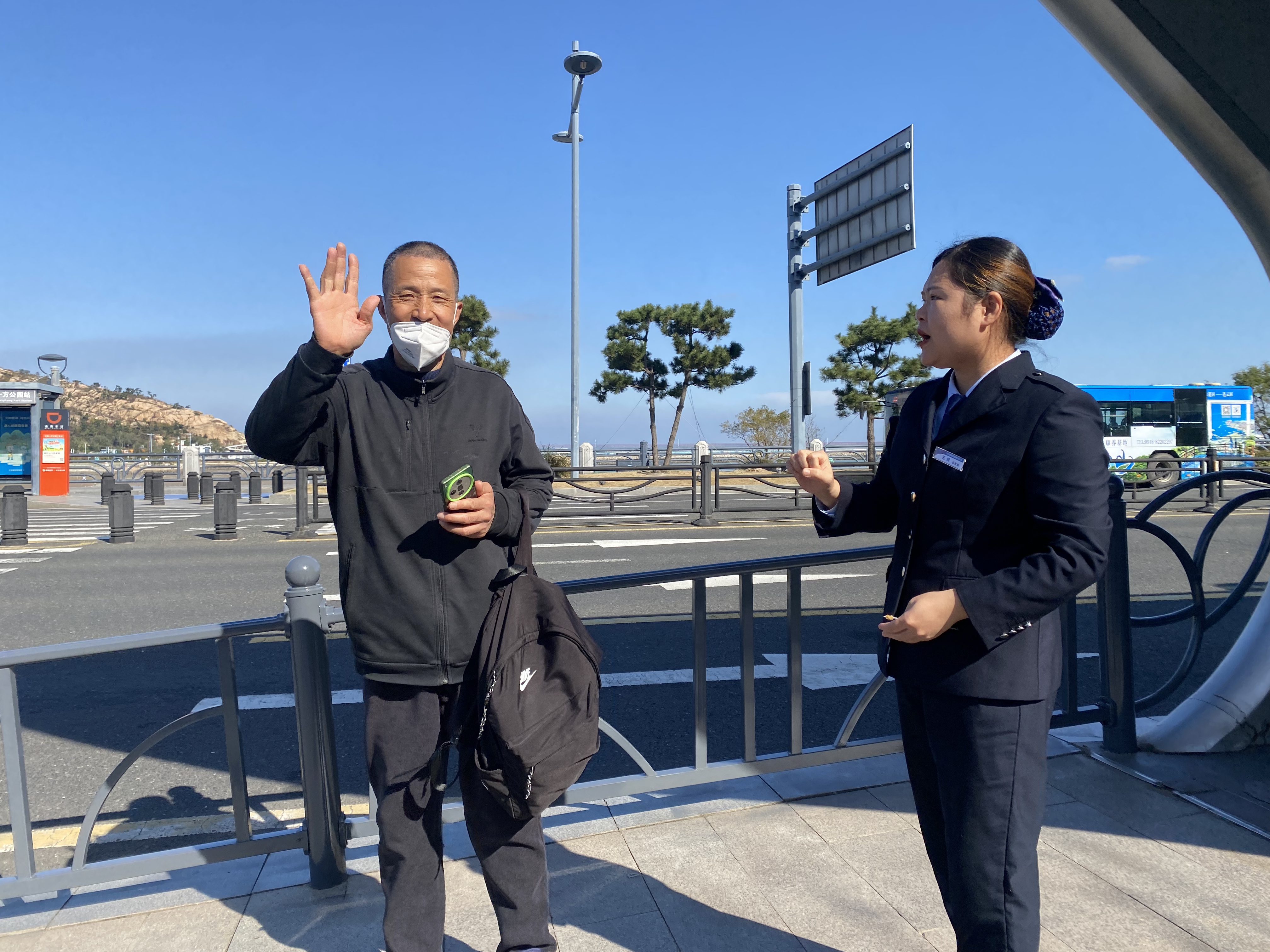 公交集團快速公交公司站務員王鳳幫助乘客 找到重要文件獲感謝