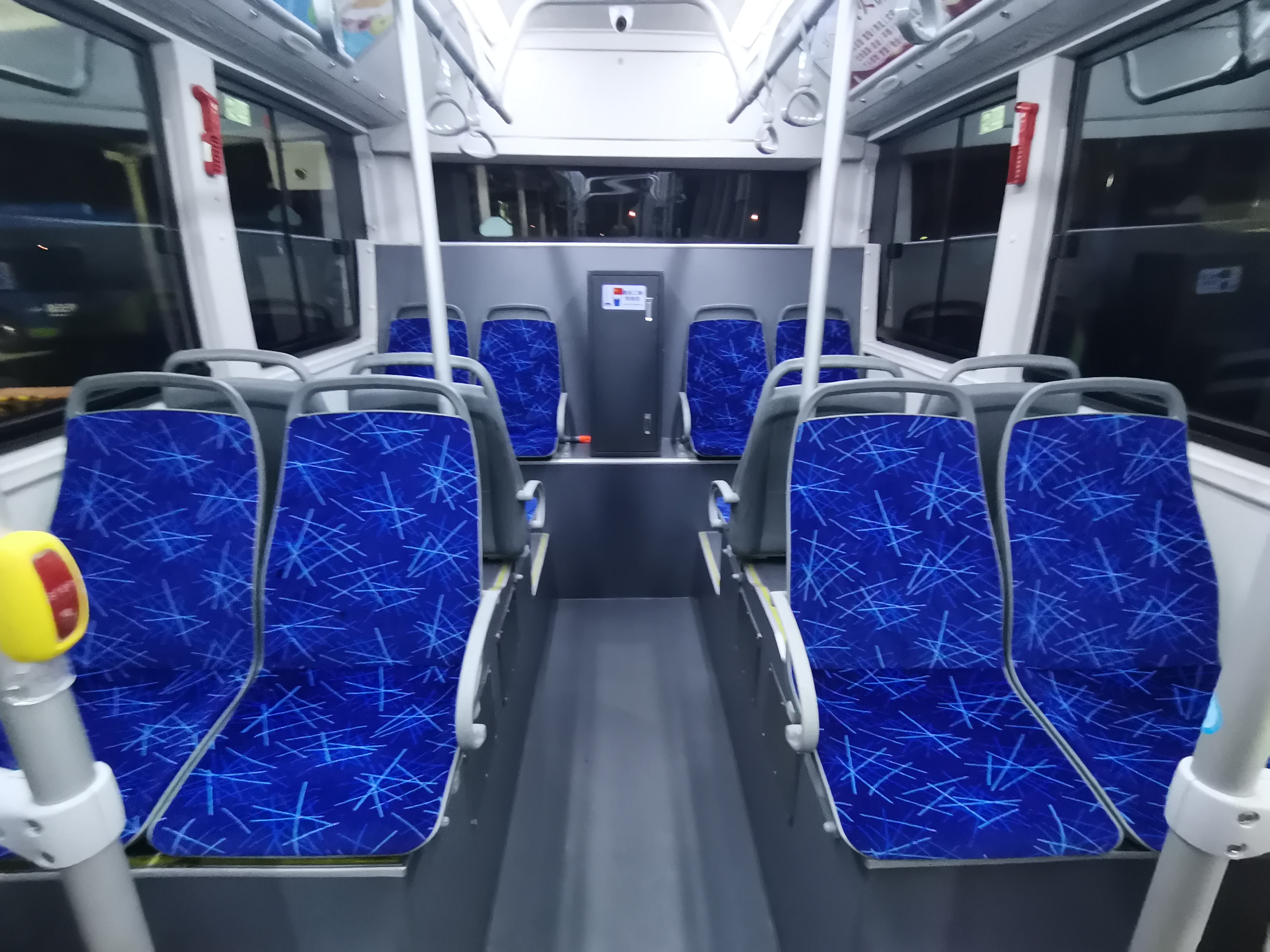 小小棉垫，让乘客“坐”拥温暖 ——公交集团快速公交公司车辆全面升级棉质软垫