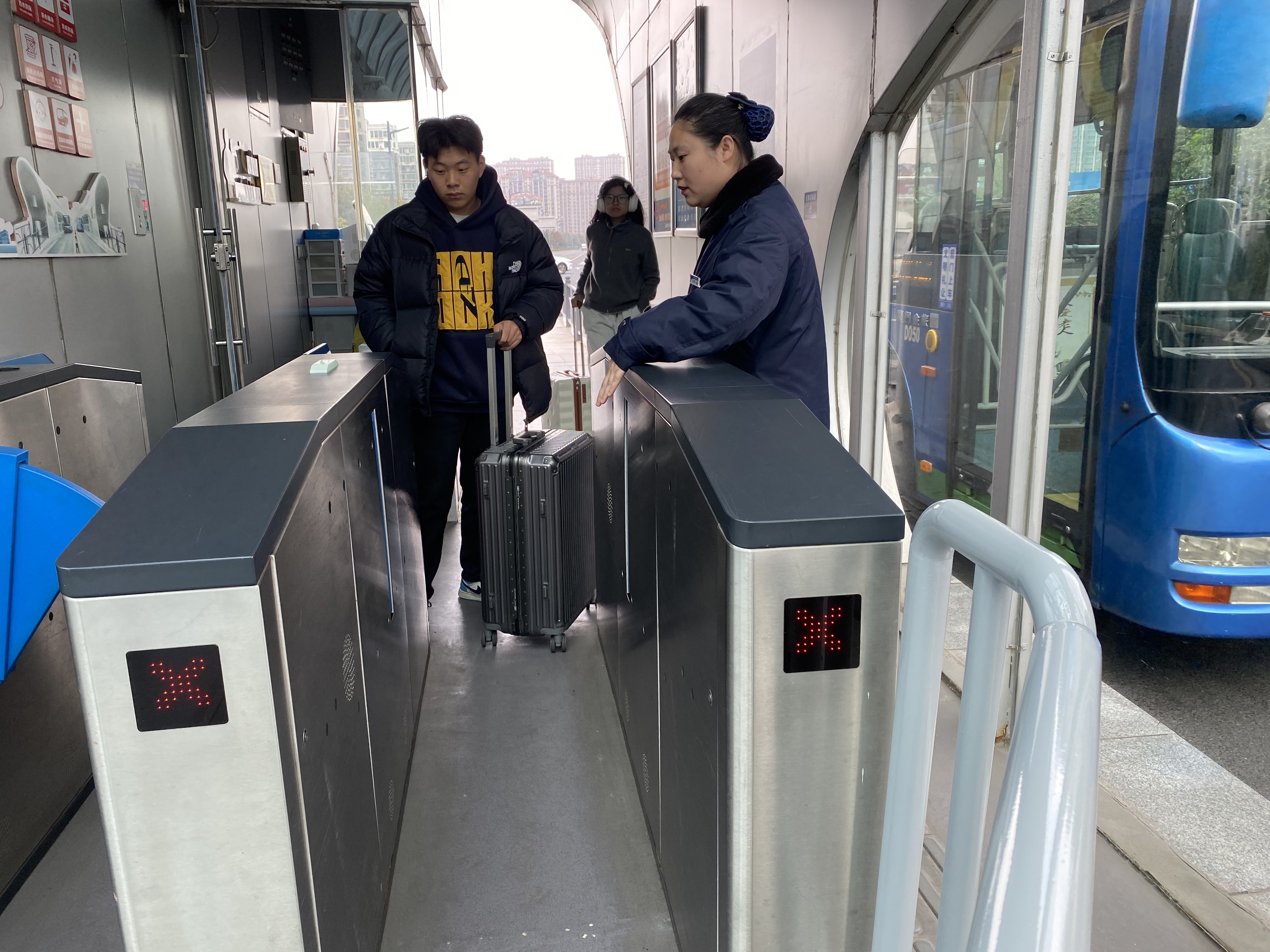 公交集團快速公交公司站務員沈燕   幫助乘客找到丟失的書獲感謝