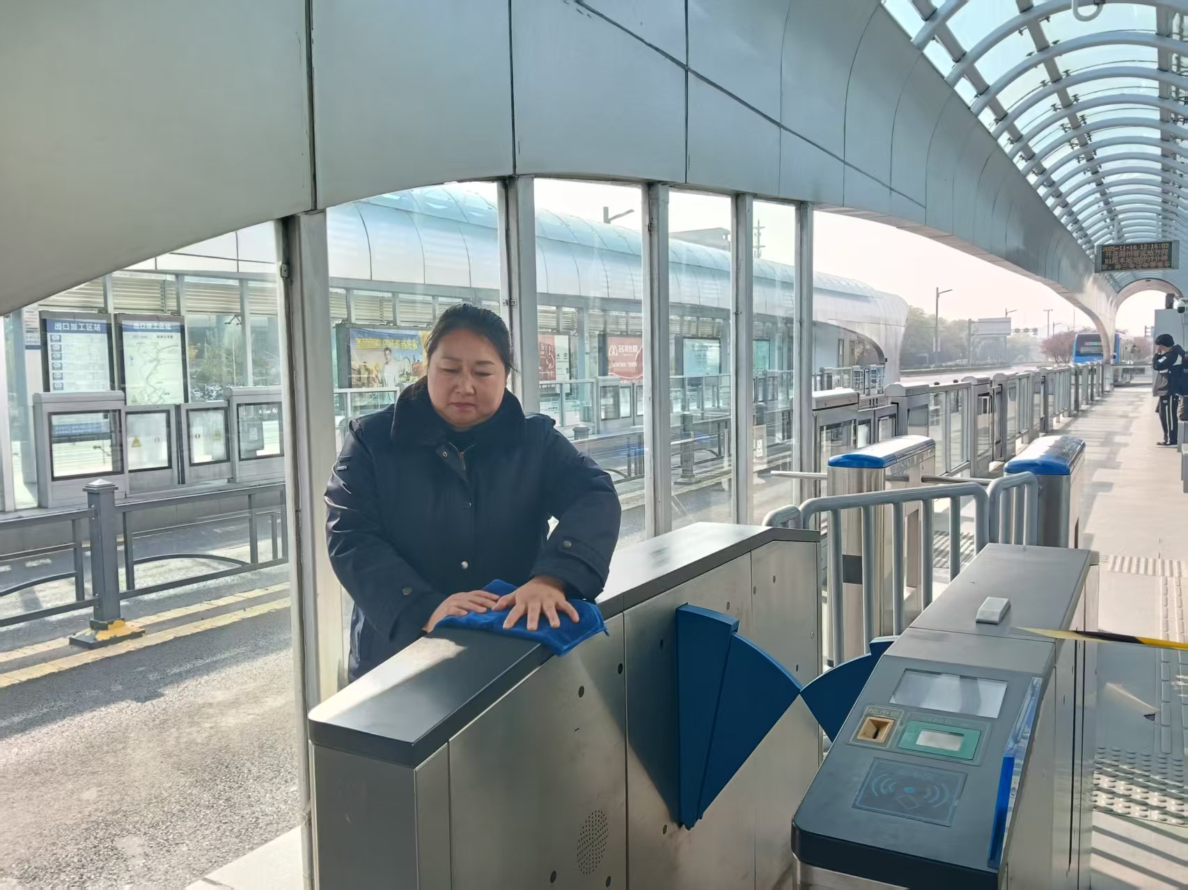 公交集團快速公交站務員金莉暖心幫扶 暈倒老人獲感謝