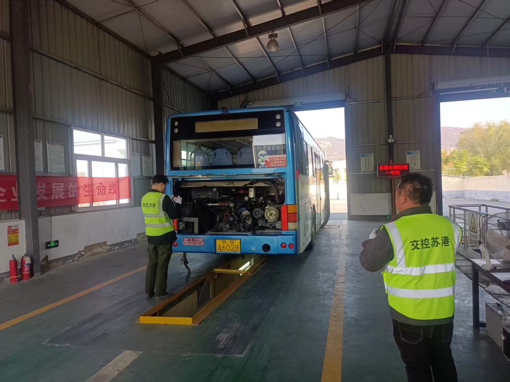 公交集团权属海通公交组织开展CNG车辆 年审工作