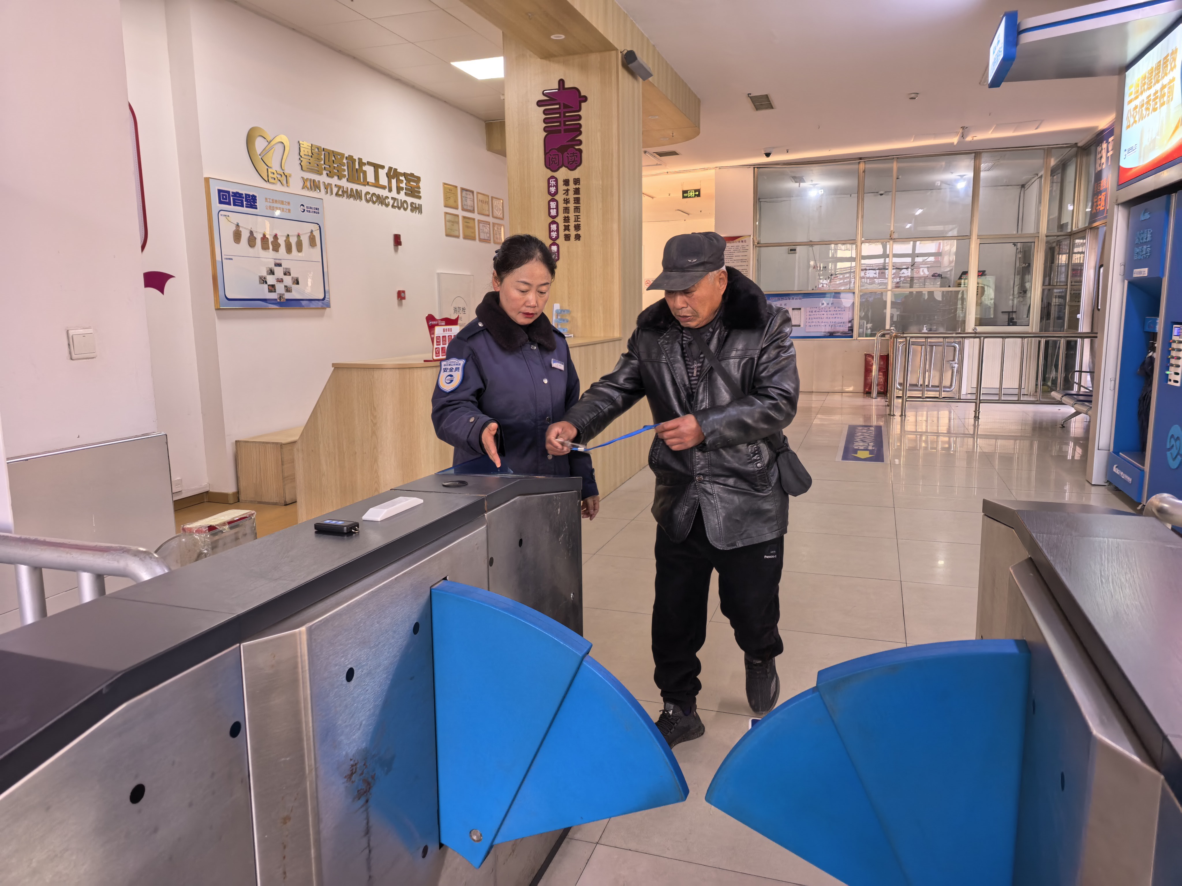 寒冬里的溫暖守候 公交集團(tuán)快速公交公司站務(wù)員范娟幫助患病老人