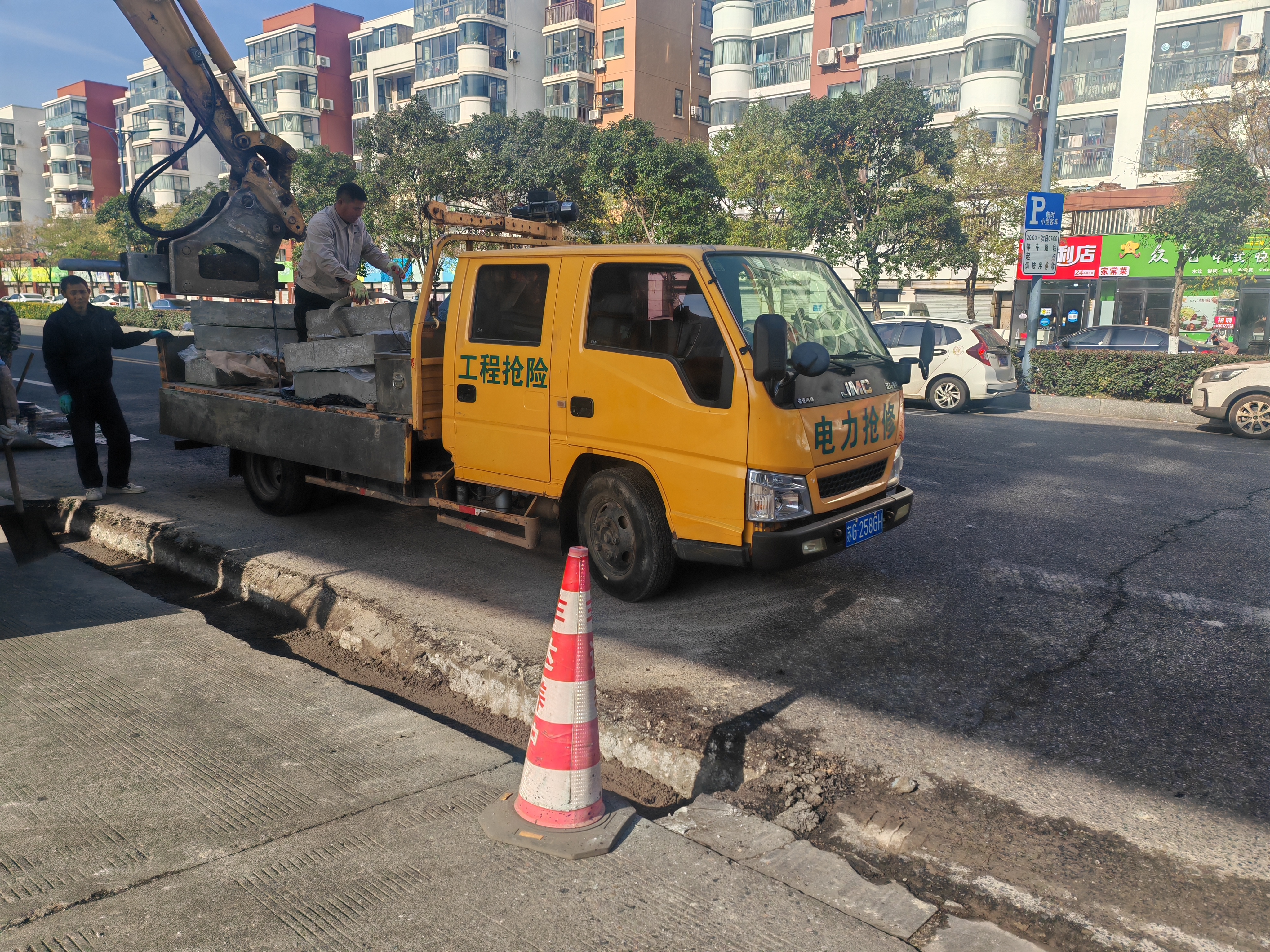 一日攻堅，煥然“新”路 ——大港路場站地面下沉問題高效解決