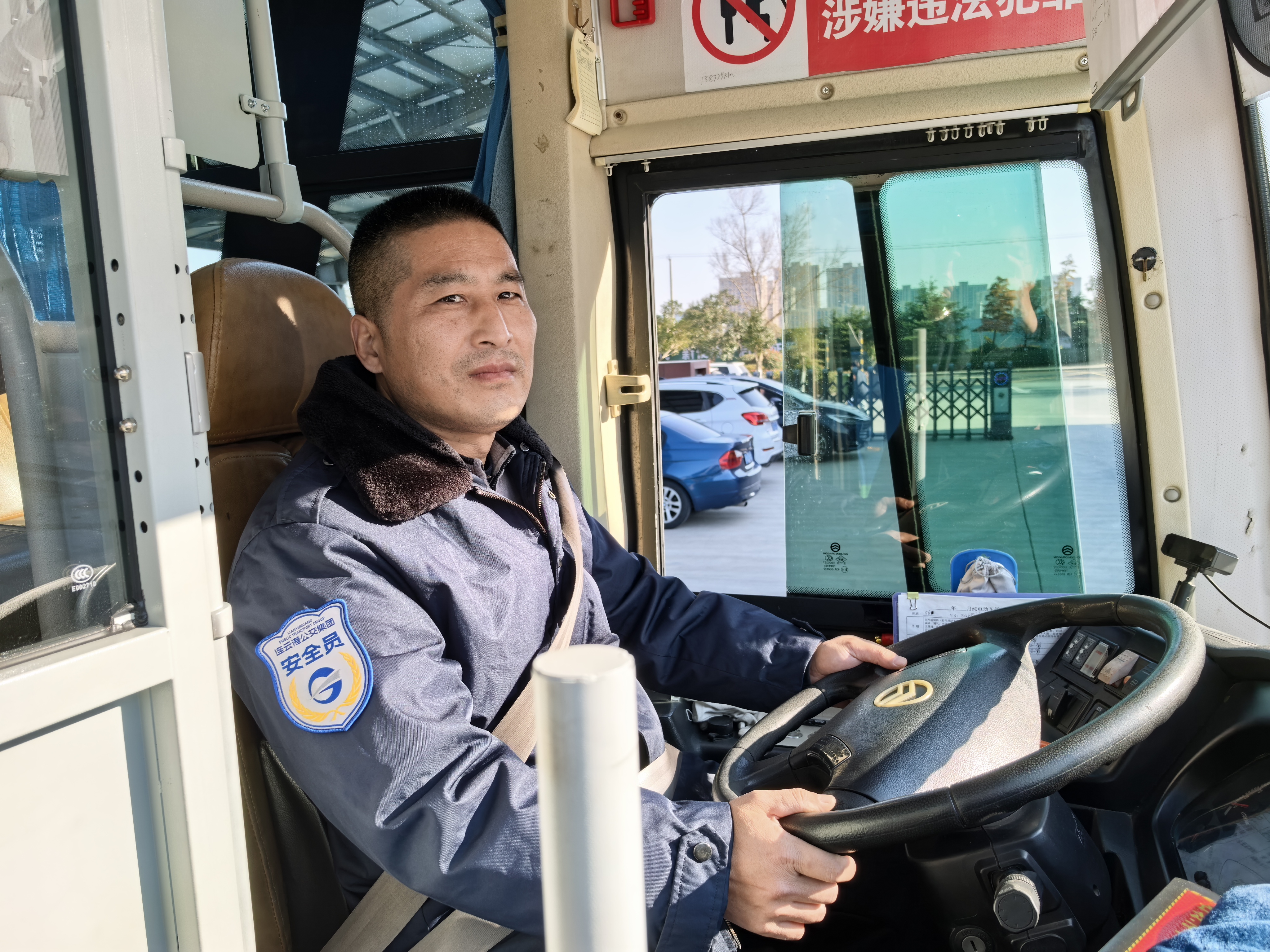 乘客手提包失而復得，佳連公交司機拾金不昧傳遞正能量