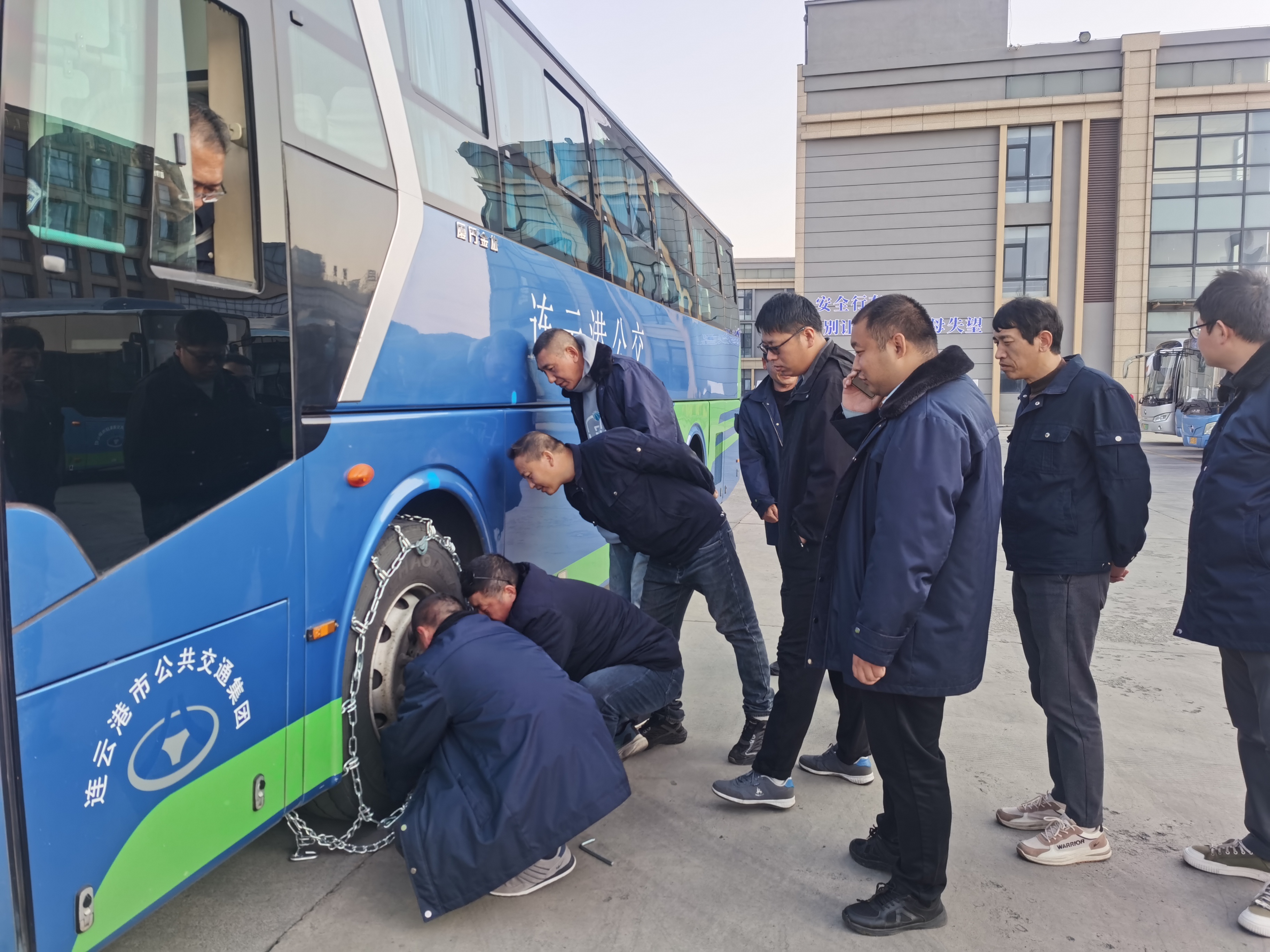 佳連公交公司開展駕駛員防滑鏈實操培訓(xùn) 筑牢冬季行車安全防線?