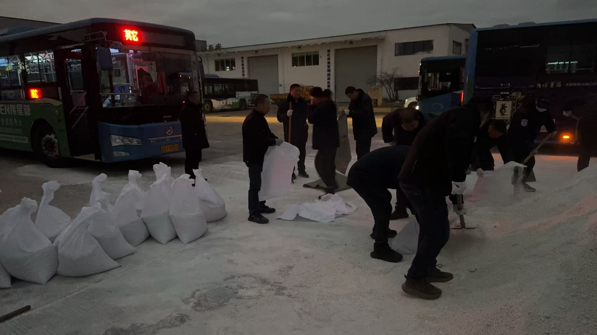 公交集團權(quán)屬海通公交公司多措并舉備嚴寒 ，筑牢冬季出行安全防線