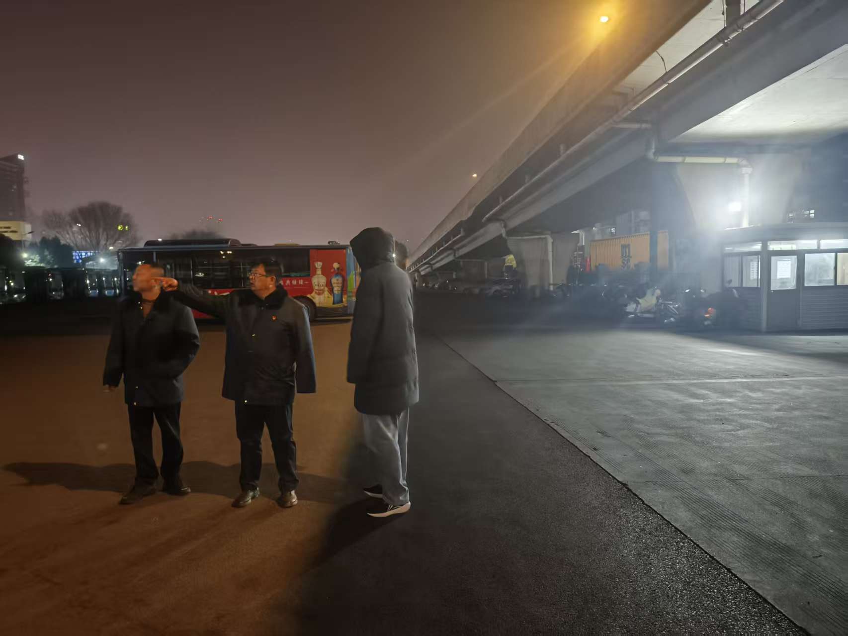 夜查除隐患 平安迎元旦——东部公交公司开展节前安全生产大检查