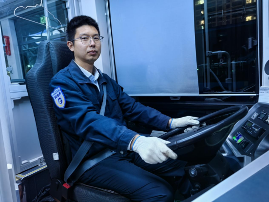 公交集團(tuán)快速公交駕駛員劉兵安全意識強  對突發(fā)情況迅速處理