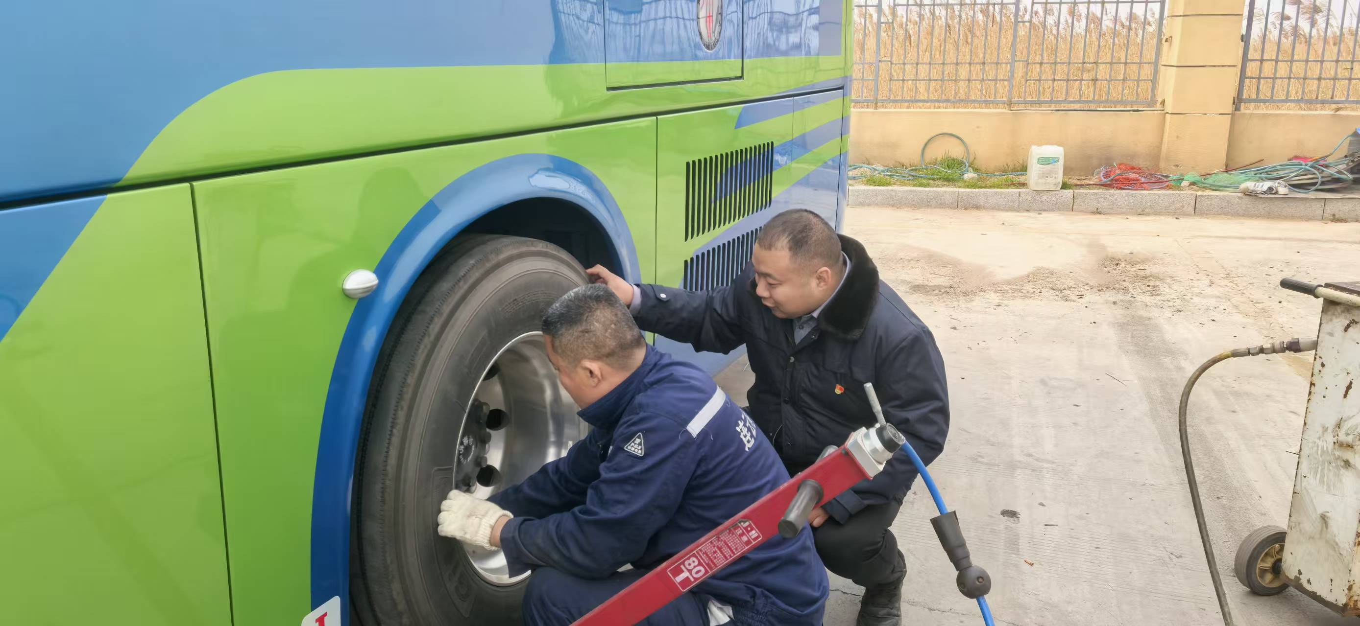 佳連公交公司開(kāi)展冬季機(jī)務(wù)保障工作