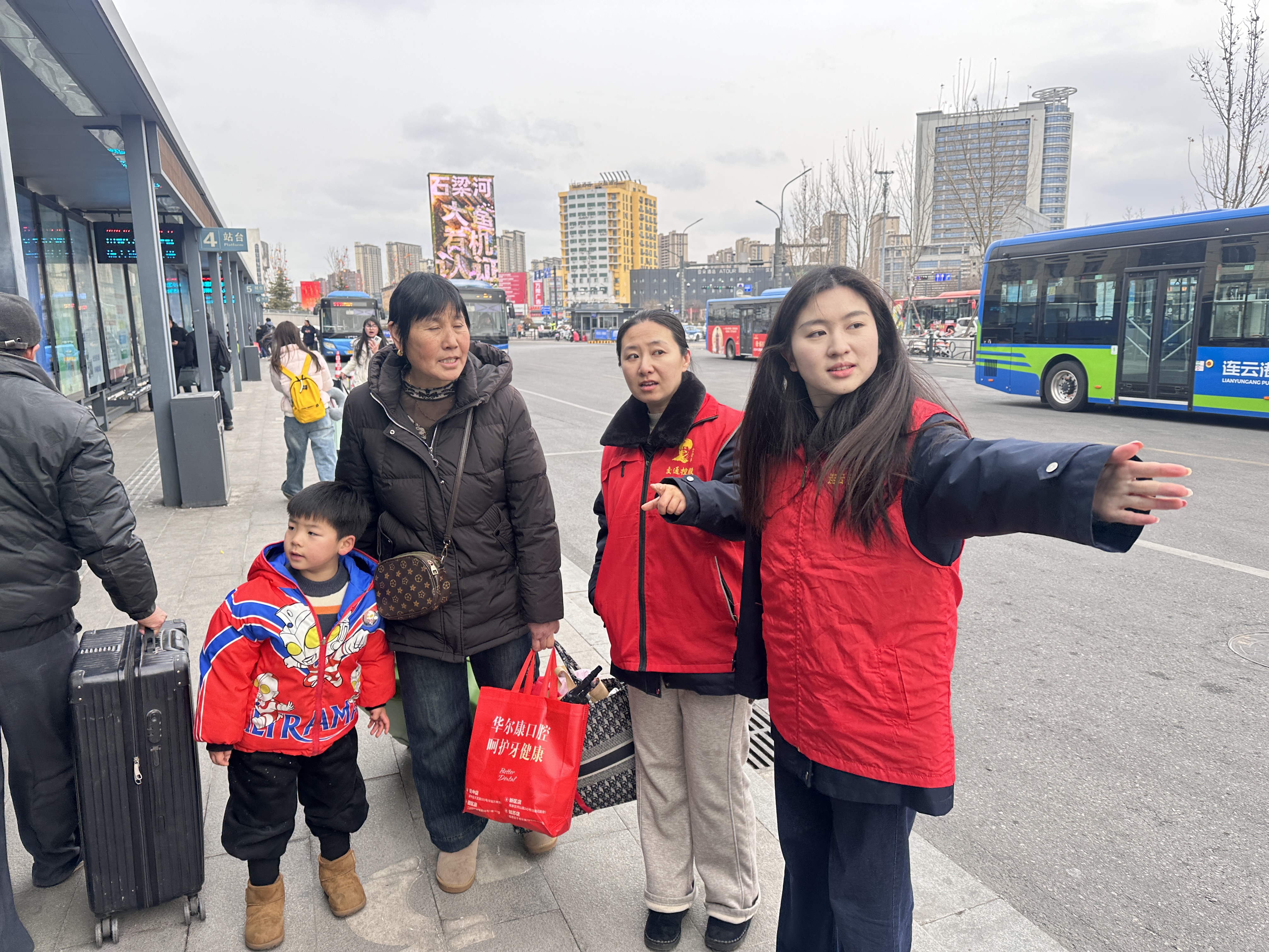 公交集团权属海通公交公司开展护航春运 志愿服务活动