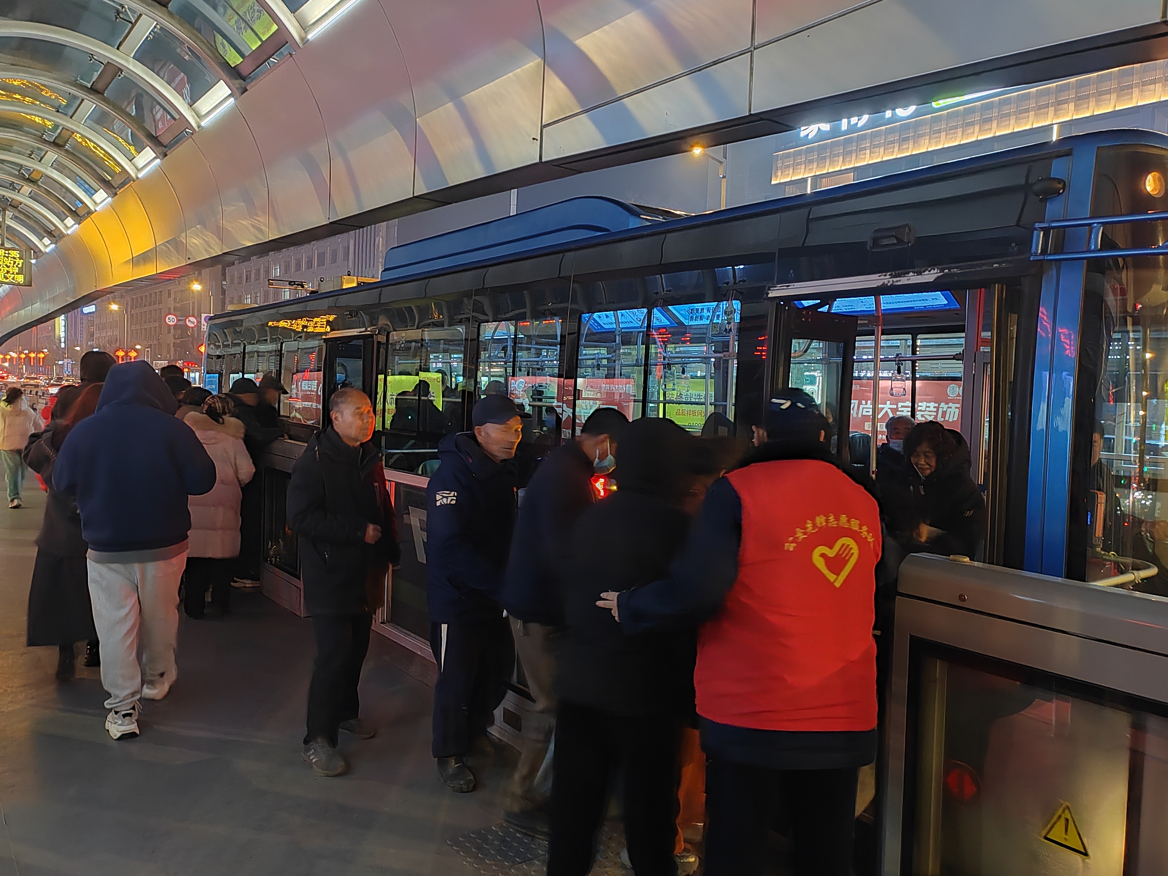 元宵節(jié)暖心守護，公交集團快速公交精密部署  高效保障市民出行暢通