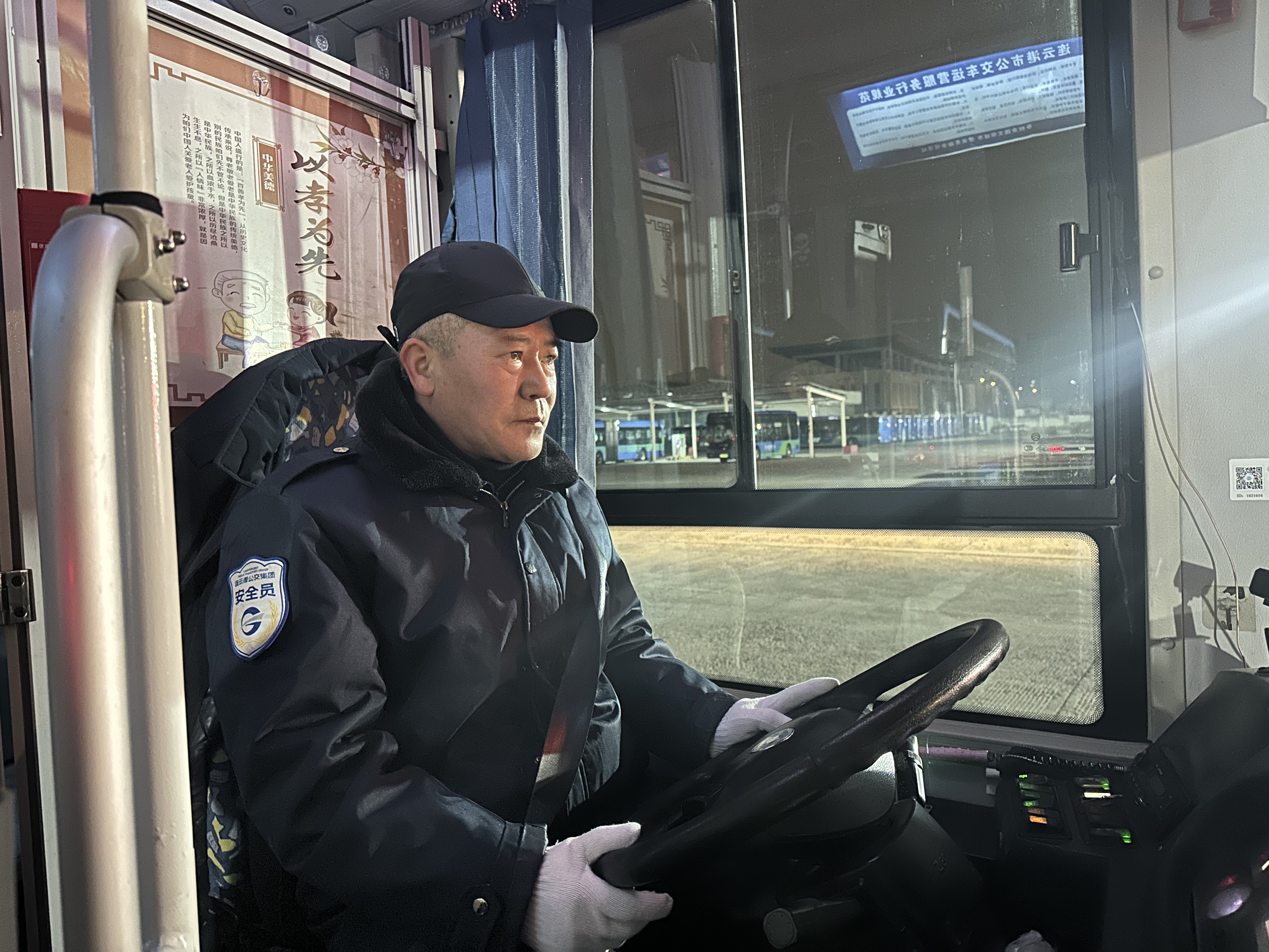 公交集团快速公交B3线驾驶员武心华 自发清理枯枝  全力守护场站安全