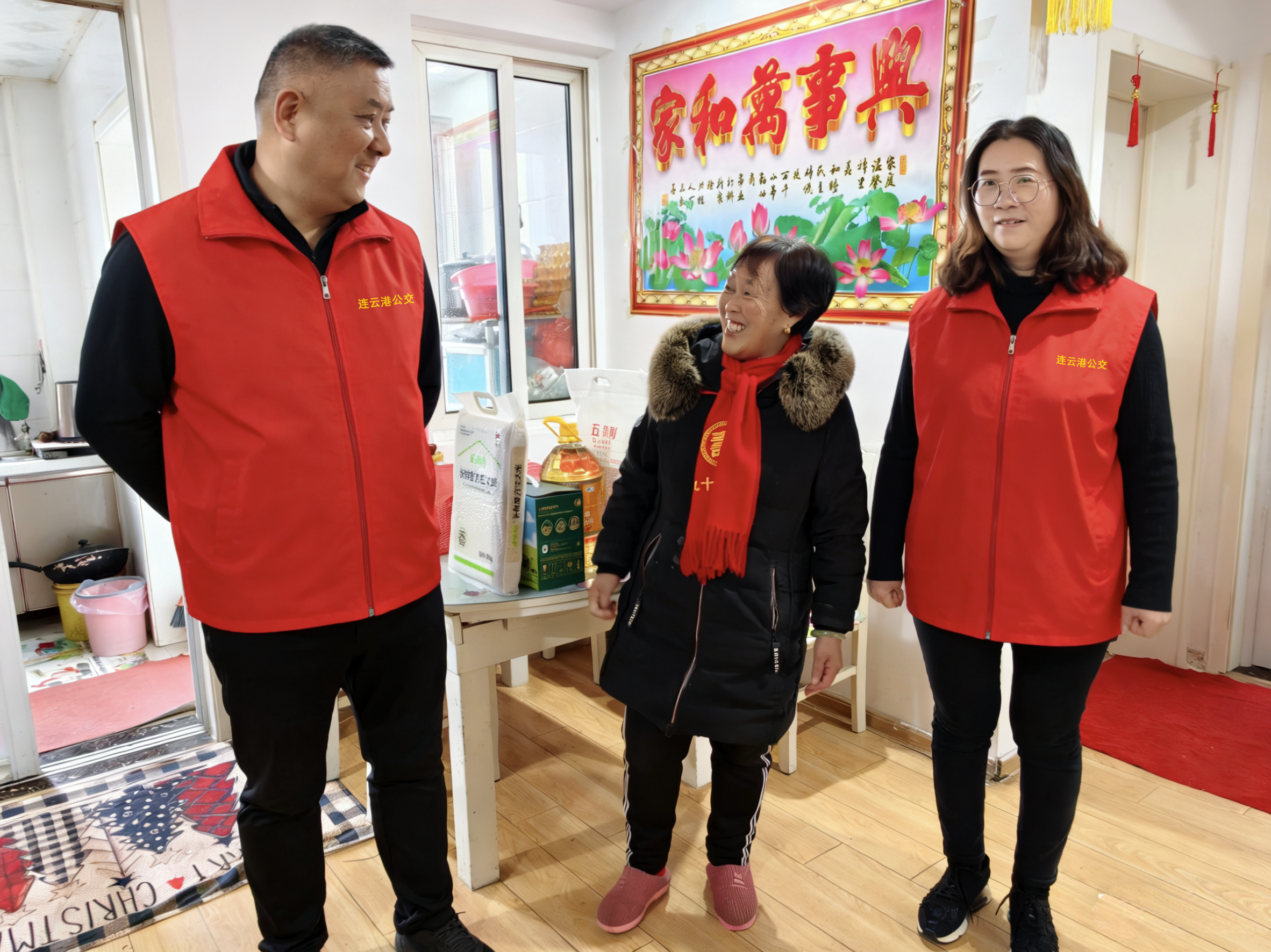 情暖社区 爱润夕阳——佳连公交党员志愿服务队走进徐圩社区关爱孤寡老人