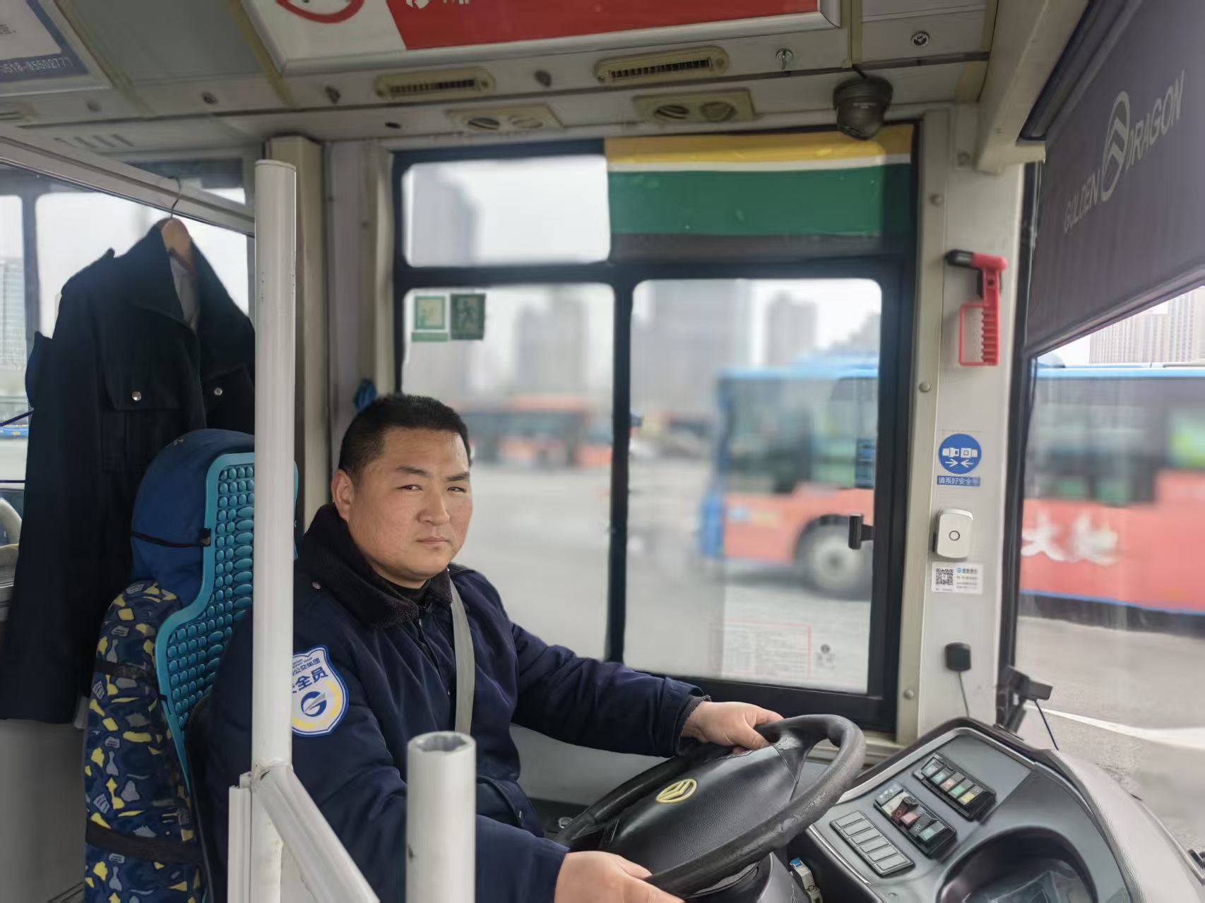 拾金不昧暖人心—— 海通公交K1路驾驶员赵占明用善举传递城市温度