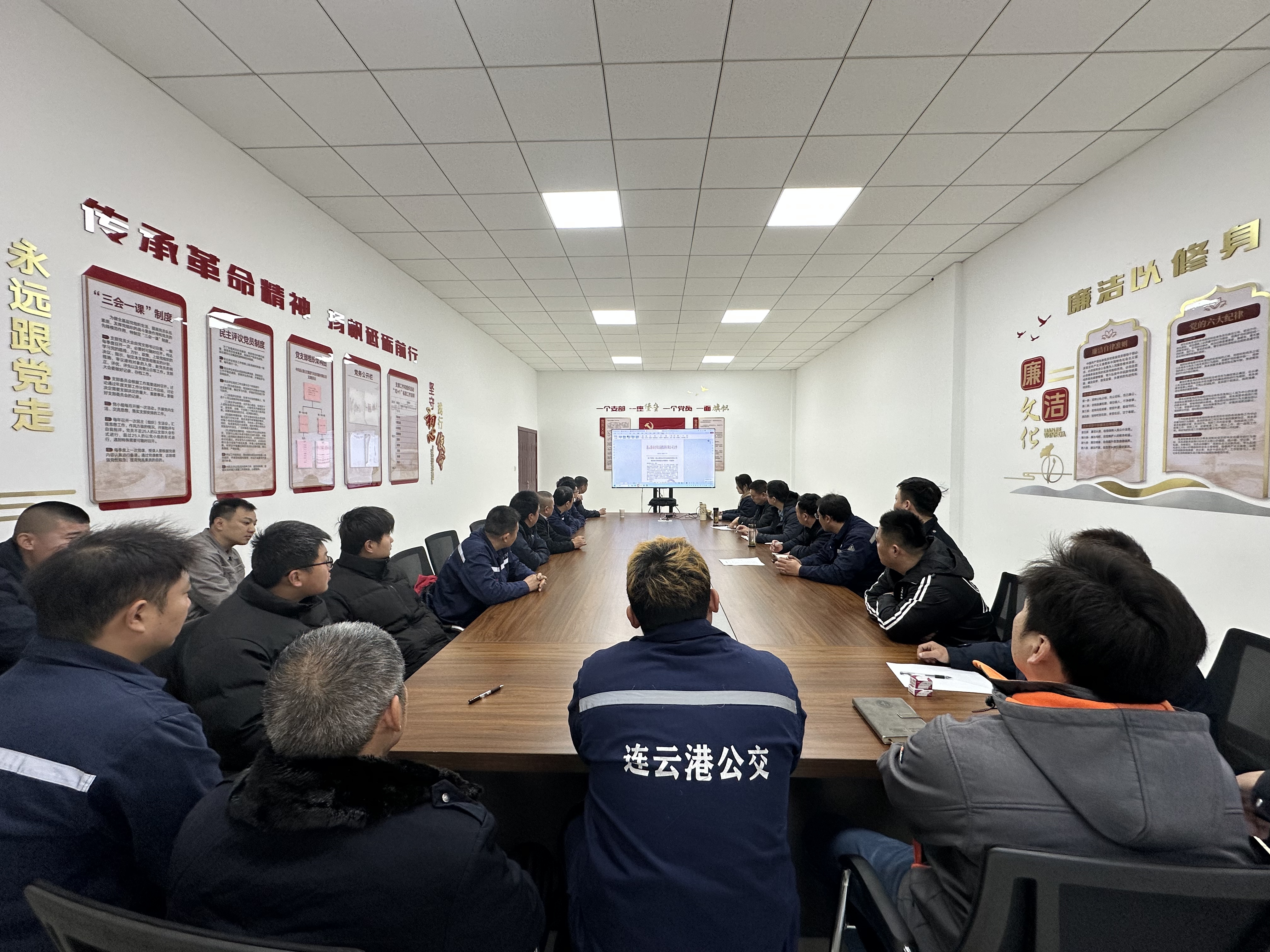 公交汽服公司开展安全行车培训