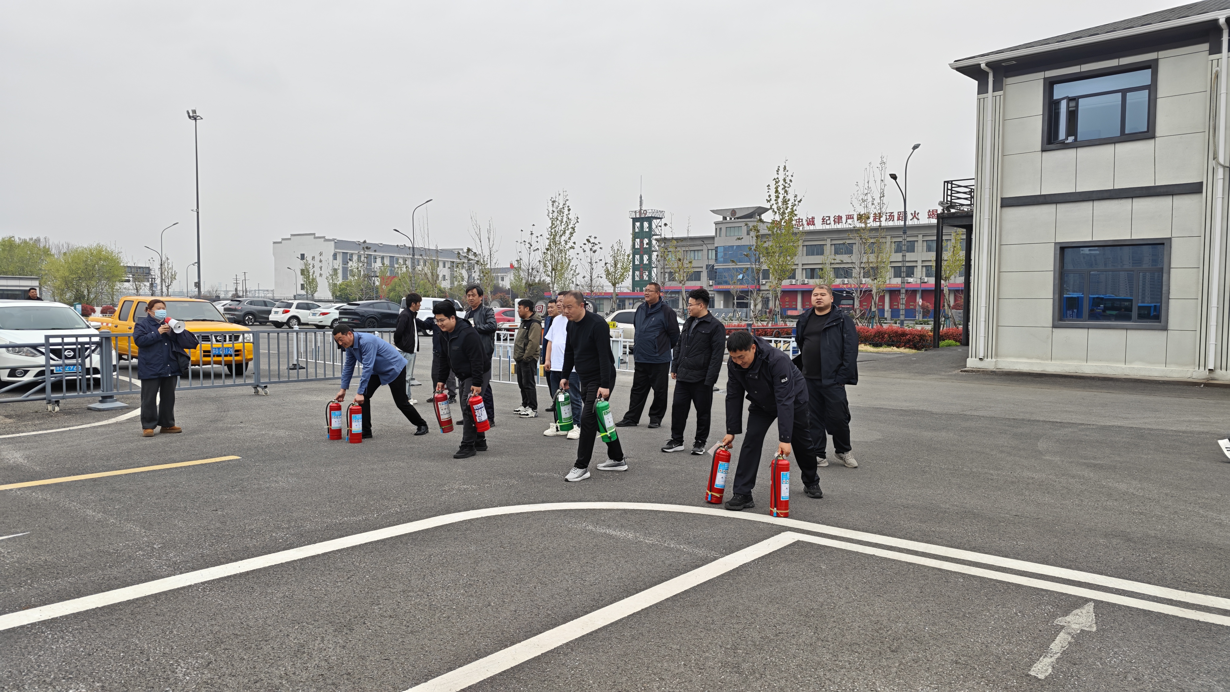 海通公交应急救援队伍开展灭火器携行竞速训练
